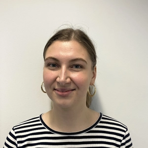 Pige med stribet bluse